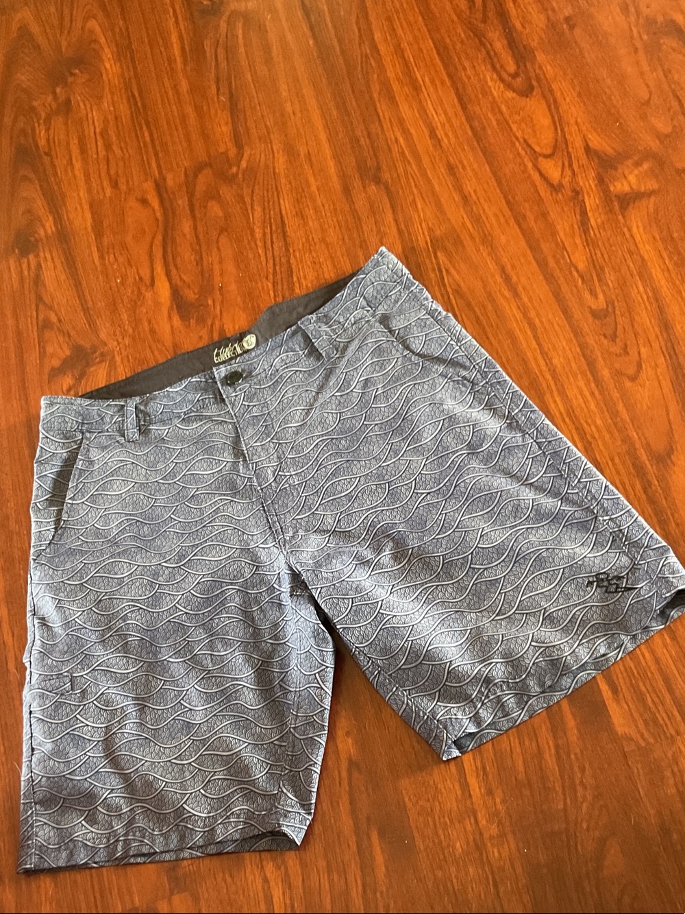 Casual Men's Gray Wave-Pattern Flat Front Shorts